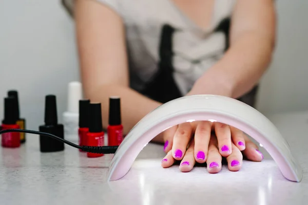 Vista Próxima Mulher Fazendo Manicure Casa — Fotografia de Stock