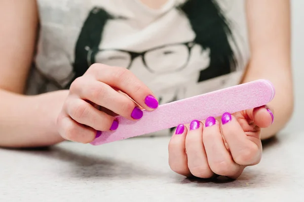 Vista Cercana Mujer Haciendo Manicura Colorida — Foto de Stock