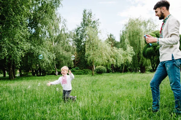 Joyeux Petit Garçon Chemise Brodée Dans Parc Vert — Photo