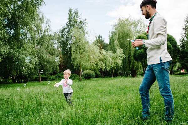 Joyeux Petit Garçon Avec Papa Chemise Brodée Amuser Dans Parc — Photo