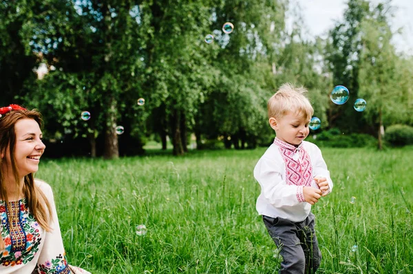 Jonge Moeder Spelen Met Kleine Zoon Green Park — Stockfoto