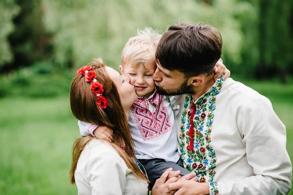 Familia Joven Con Hijo Camisas Bordadas Caminando Divirtiéndose Verde Parque — Foto de Stock