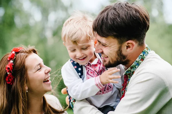 Jonge Familie Met Zoon Borduurwerk Shirts Wandelen Plezier Het Groene — Stockfoto