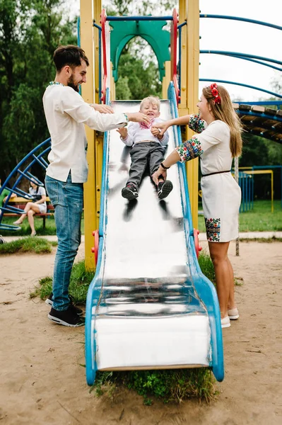 Petit Garçon Chemise Brodée Jouant Sur Aire Jeux Dans Parc — Photo