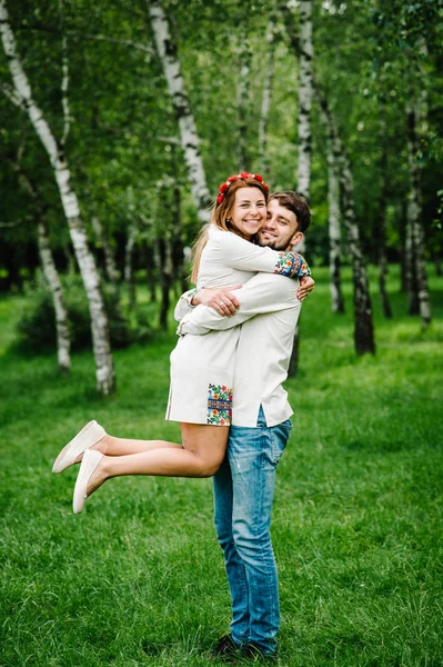 Porträt Einer Jungen Familie Traditionellem Besticktem Hemd Und Handgefertigtem Kleid — Stockfoto