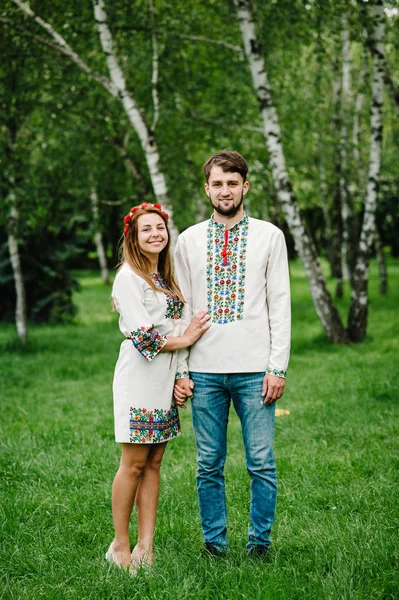 Porträtt Ung Familj Traditionell Broderad Skjorta Och Handgjord Klänning Park — Stockfoto