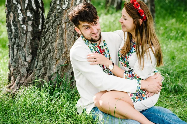 Retrato Familia Joven Camisa Bordada Tradicional Vestido Hecho Mano Parque — Foto de Stock