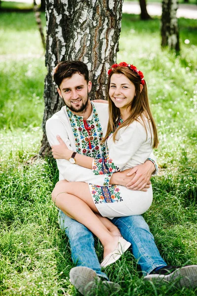 Retrato Familia Joven Camisa Bordada Tradicional Vestido Hecho Mano Parque — Foto de Stock