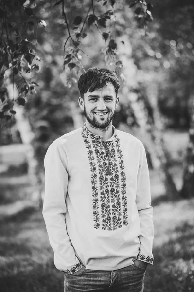 Retrato Del Joven Hombre Feliz Camisa Bordada Parque Verano — Foto de Stock