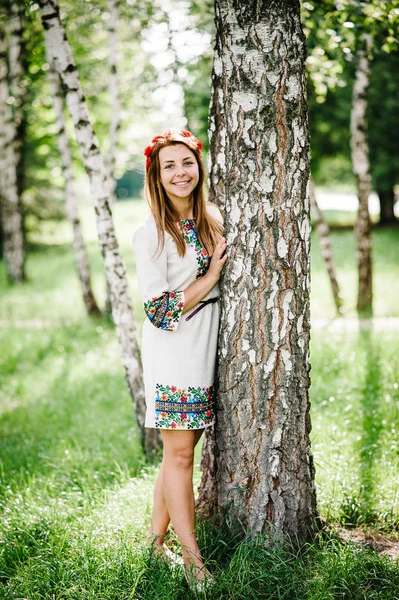 Junge Glückliche Frau Mit Blumenkranz Auf Dem Kopf Besticktem Kleid — Stockfoto