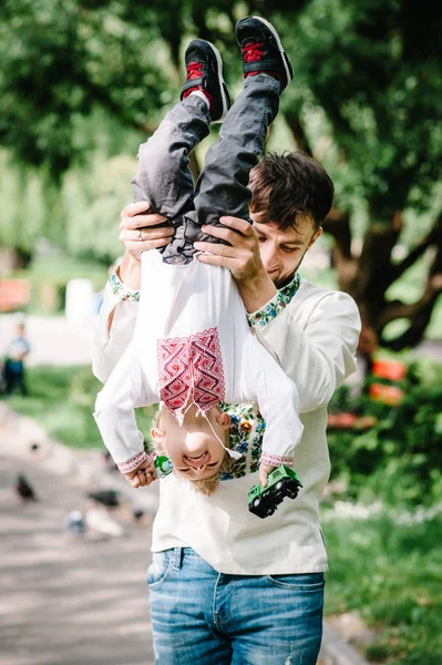 Joyeux Petit Garçon Avec Papa Chemise Brodée Amuser Dans Parc — Photo