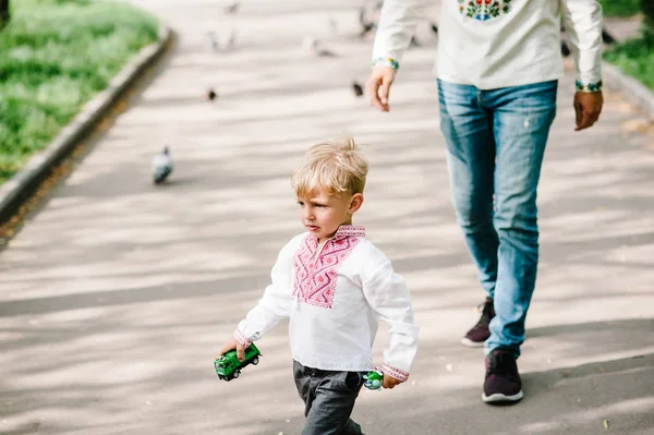 Joyeux Petit Garçon Chemise Brodée Amusant Dans Parc Été — Photo