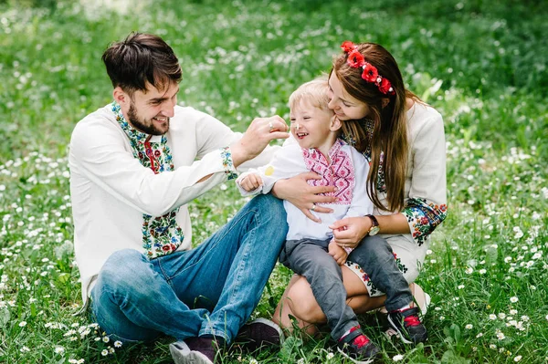 Jeune Famille Avec Fils Chemises Broderie Marchant Amusant Dans Parc — Photo