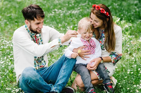 Jeune Famille Avec Fils Chemises Broderie Marchant Amusant Dans Parc — Photo