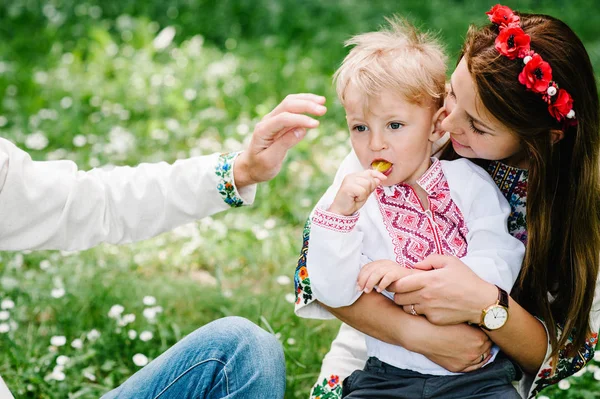 Jeune Mère Jouant Avec Petit Fils Dans Parc Vert — Photo