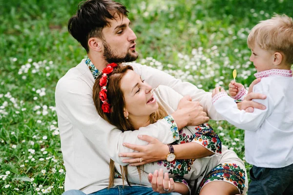 Familia Joven Con Hijo Camisas Bordadas Caminando Divirtiéndose Verde Parque — Foto de Stock