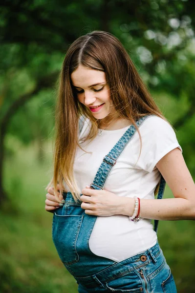 Giovane Donna Incinta Felice Che Cammina Nel Parco Estivo Verde — Foto Stock