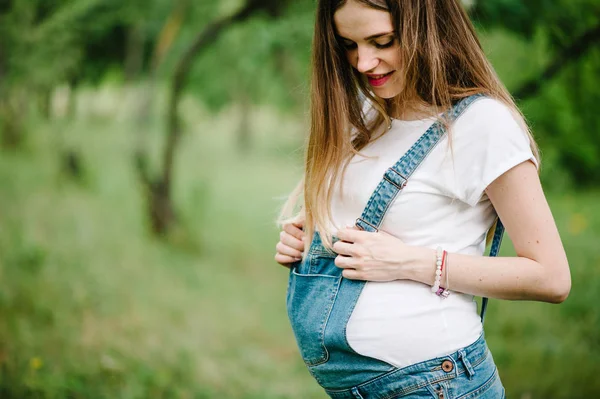 Jovem Grávida Feliz Mulher Andando Parque Verão Verde — Fotografia de Stock