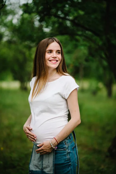 Jovem Grávida Feliz Mulher Andando Parque Verão Verde — Fotografia de Stock