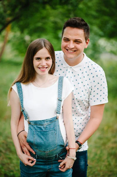 Donna Incinta Marito Che Camminano Nel Verde Caldo Legno Estivo — Foto Stock