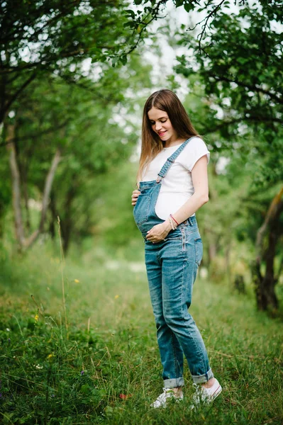 Giovane Donna Incinta Felice Che Cammina Nel Parco Estivo Verde — Foto Stock