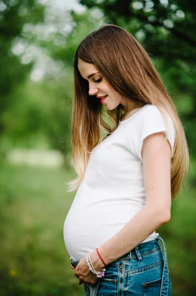 Mladá Těhotná Šťastná Žena Chodící Zeleném Letním Parku — Stock fotografie