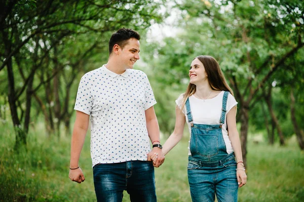 Gravid Kvinna Och Man Går Grönt Varmt Sommar Trä — Stockfoto