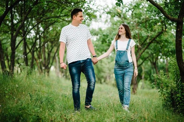 Gravid Kvinna Och Man Går Grönt Varmt Sommar Trä — Stockfoto