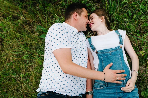 Femme Enceinte Avec Mari Couché Sur Prairie Verte — Photo