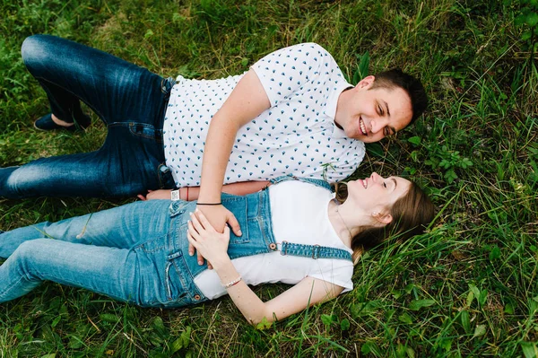 Gravid Kvinna Med Make Liggande Grön Äng — Stockfoto