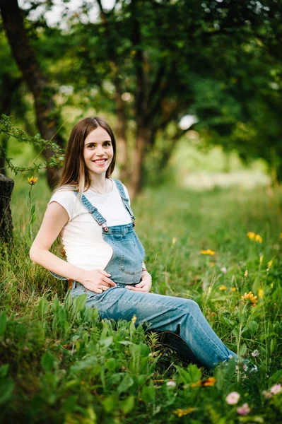 Mladá Těhotná Šťastná Žena Chodící Zeleném Letním Parku — Stock fotografie