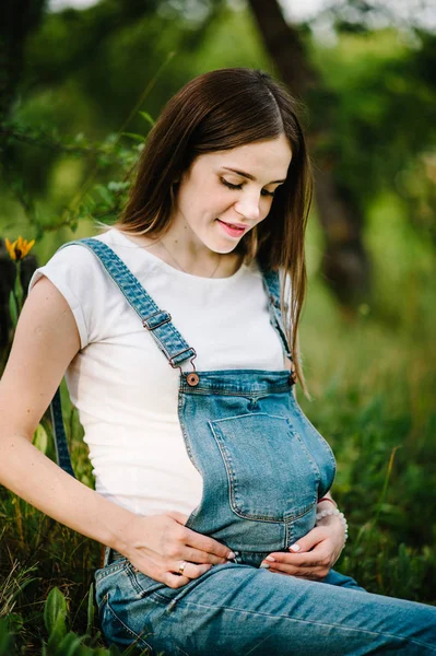 Těhotná Mladá Žena Užívající Letní Slunce Zeleném Poli — Stock fotografie