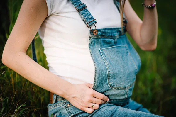 Giovane Donna Incinta Che Gode Sole Estivo Campo Verde — Foto Stock