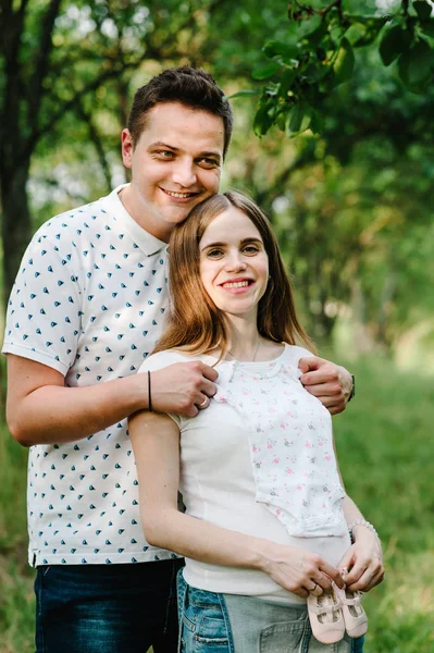 Femme Enceinte Avec Mari Tenant Des Chaussures Bébé Des Vêtements — Photo