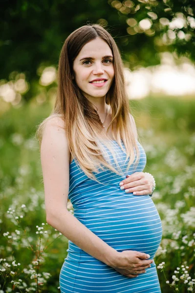 Jovem Grávida Feliz Mulher Andando Parque Verão Verde — Fotografia de Stock