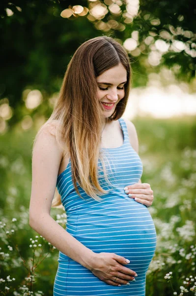 Jovem Grávida Feliz Mulher Andando Campo Verão Verde — Fotografia de Stock