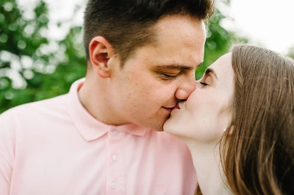 Junge Frau Küsst Mann Sommerpark — Stockfoto