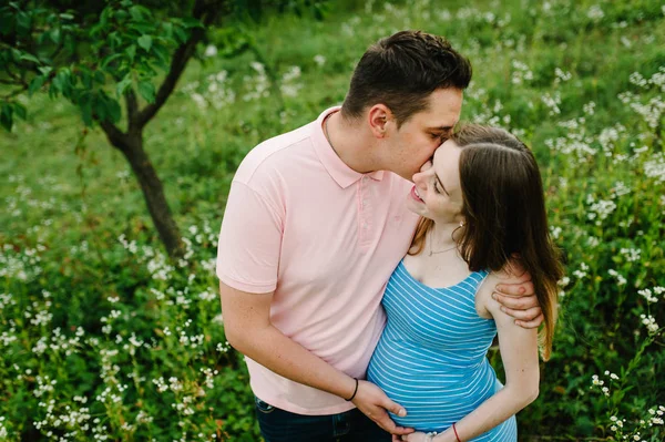 Uomo Che Abbraccia Stomaco Della Moglie Incinta Nel Parco Verde — Foto Stock