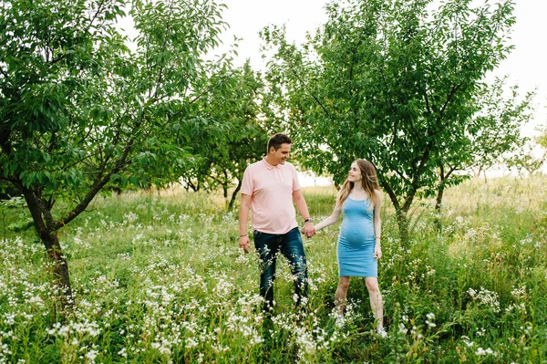 Mujer Embarazada Marido Caminando Verde Cálido Verano Madera —  Fotos de Stock