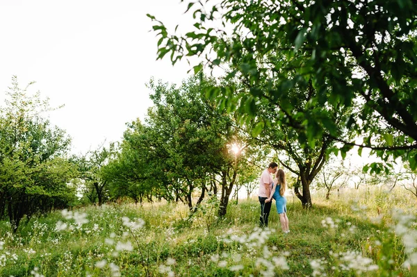 Gravid Kvinna Och Man Går Grönt Varmt Sommar Trä — Stockfoto