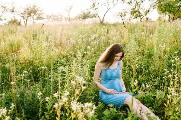 Young Pregnant Happy Woman Walking Green Summer Park — Stock Photo, Image