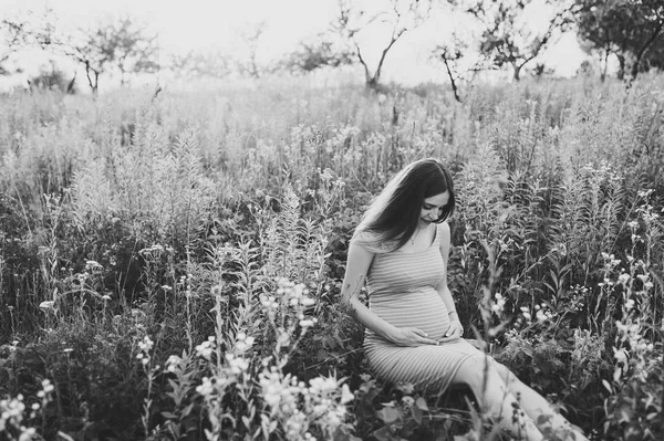 Jovem Grávida Feliz Mulher Andando Parque Verão Verde — Fotografia de Stock