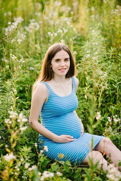 Jovem Grávida Feliz Mulher Andando Parque Verão Verde — Fotografia de Stock