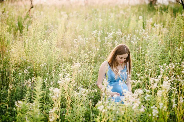 Jovem Grávida Feliz Mulher Andando Parque Verão Verde — Fotografia de Stock