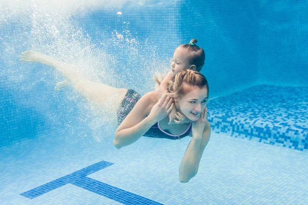 Młoda Matka Uczy Córkę Pływać Pod Wodą Basenie — Zdjęcie stockowe