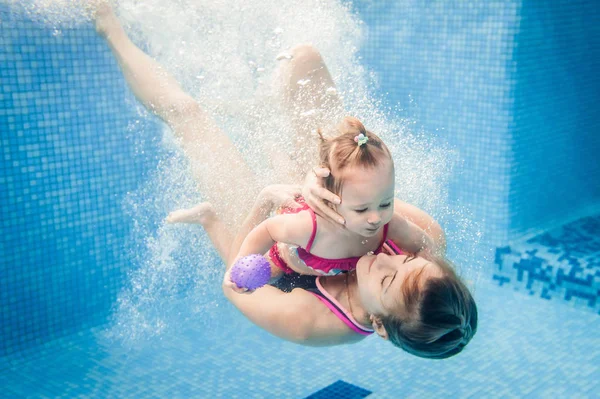 Ung Mor Undervisning Dotter Att Simma Vattnet Med Poolen — Stockfoto