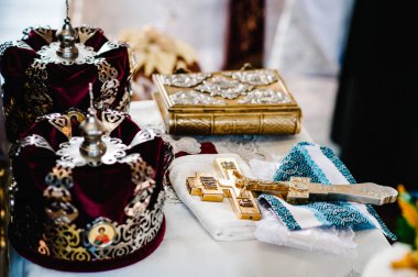 Düğün kron kilisede evlilik töreni için hazır