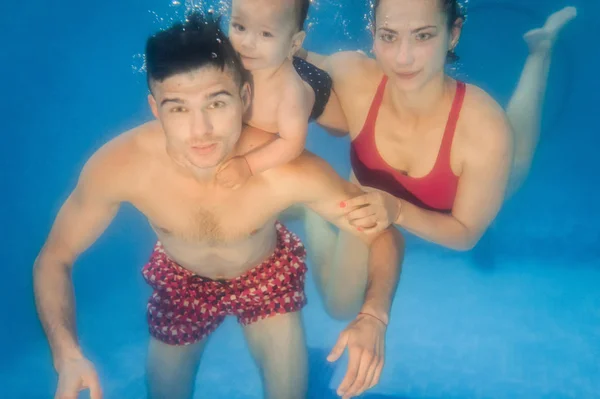 Young Mother Father Teaching Son Swim Swimming Lesson Underwater Pool — Stockfoto