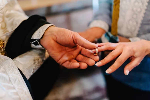 Close View Priest Changing Wedding Rings Fingers Bride Groom — Stock Photo, Image