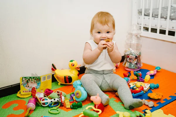 Boldog Kislány Étkezési Bagel Játszik Játékok Színes Mat Rejtvények — Stock Fotó